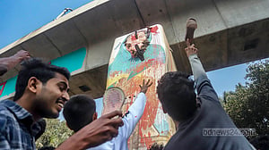 শেখ হাসিনার ‘ঘৃণাস্তম্ভে’ জুতা নিক্ষেপ