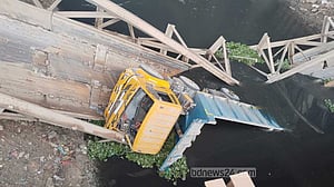 টঙ্গীতে বেইলি ব্রিজ ভেঙে নদীতে ট্রাক