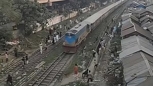 সড়কে দুর্ঘটনায় ‘মৃত্যুর ক্ষোভে’ ট্রেনে পাথর হামলা!