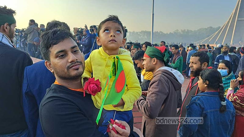 সাভারে স্মৃতিসৌধে জনতার ঢল