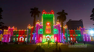 লাল সবুজে ঝলমল সব ভবন