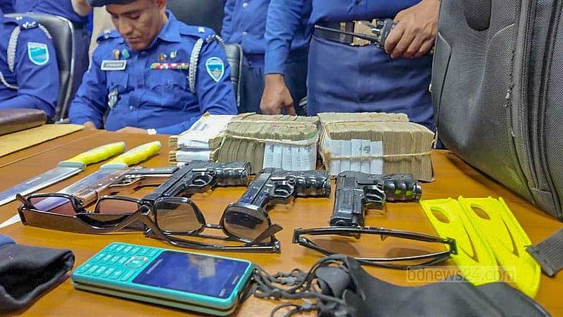 ‘মুভি টুভি দেখে’ ব্যাংকে হানা, রুদ্ধশ্বাস জিম্মি দশার সাড়ে ৩ ঘণ্টা