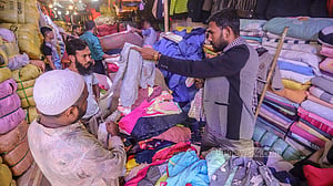 শীতের পুরনো কাপড়ের বিকিকিনি