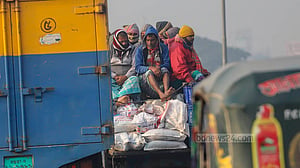 সাগরে নিম্নচাপ, ঢাকায় শীতে কাবু মানুষ