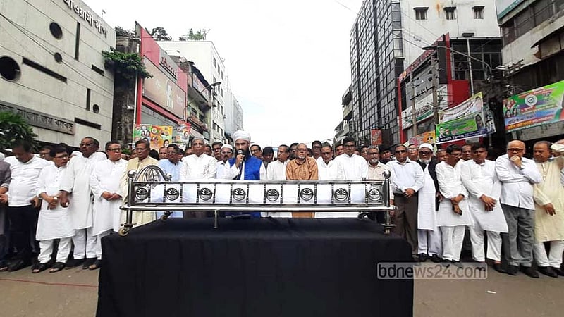 ‘স্বপ্ন আজ চুরমার’: ছাত্রলীগ কর্মীর জানাজায় বড় ভাইয়ের কান্না