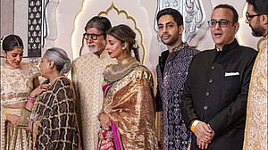 ‘কত পুরনো বন্ধুর সঙ্গে দেখা হল’, বিয়ে বাড়ি থেকে ফিরে বললেন অমিতাভ
