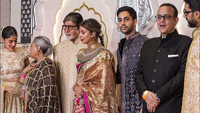 ‘কত পুরনো বন্ধুর সঙ্গে দেখা হল’, বিয়ে বাড়ি থেকে ফিরে বললেন অমিতাভ
