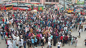 কোটা সংস্কার: বরিশালে সড়ক অবরোধ করে শিক্ষার্থীদের বিক্ষোভ