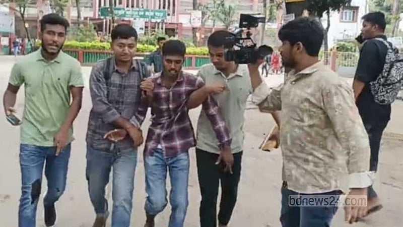 বগুড়ায় আজিজুল হক কলেজে আন্দোলনকারীদের ওপর হাতবোমা হামলা