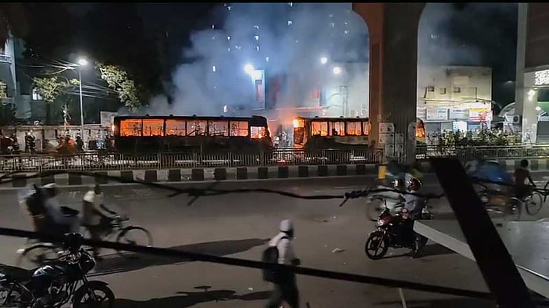 প্রেস ক্লাবের সামনে দুই বাসে আগুন