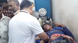কামড় খেয়েও জীবিত রাসেলস ভাইপার নিয়ে হাসপাতালে কৃষক