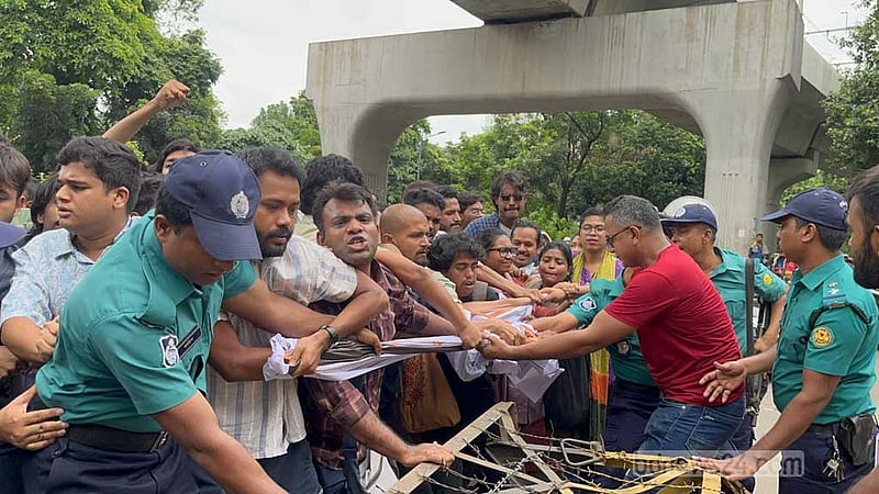 ভারতের সঙ্গে চুক্তির প্রতিবাদে পররাষ্ট্র মন্ত্রণালয়ের সামনে ছাত্র জোটের বিক্ষোভ