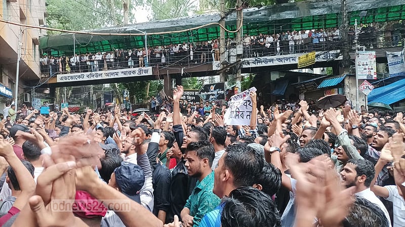 চট্টগ্রাম আদালত এলাকায় কোটা আন্দোলনকারীদের বিক্ষোভ