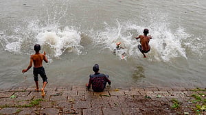 বুড়িগঙ্গায় দুরন্তপনা