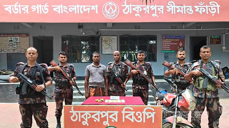 যুবকের কোমরে বাঁধা ছিল আড়াই কোটি টাকার সোনার বার