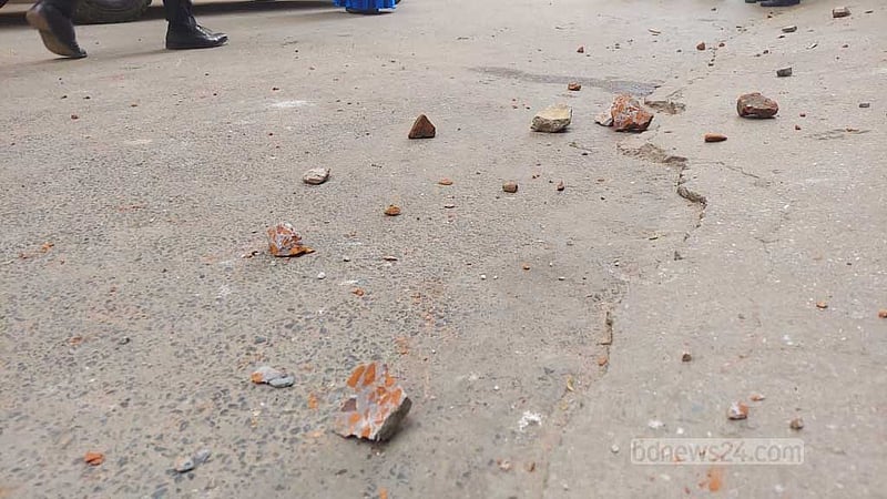 কোটা: ঢাকার আদালত প্রাঙ্গণে পুলিশের ২ গাড়ি ভাংচুর