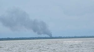 মিয়ানমারে যুদ্ধ: রোহিঙ্গা ও রাখাইনদের কাছে ওপার থেকে যে খবর আসছে