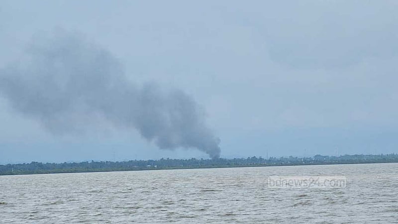 মিয়ানমারে যুদ্ধ: রোহিঙ্গা ও রাখাইনদের কাছে ওপার থেকে যে খবর আসছে