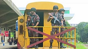বিজিবি পাহারায় চট্টগ্রাম থেকে গেল তেলবাহী ৪ ট্রেন
