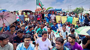 কোটা বাতিলের দাবিতে কুমিল্লা বিদ্যালয়ের শিক্ষার্থীদের ঢাকা-চট্টগ্রাম মহাসড়ক অবরোধ, তীব্র যানজট
