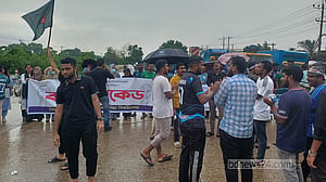 কোটা: ঢাকা-চট্টগ্রাম মহাসড়কে ৪ ঘণ্টা অবরোধ, দীর্ঘ জটে ভোগান্তি