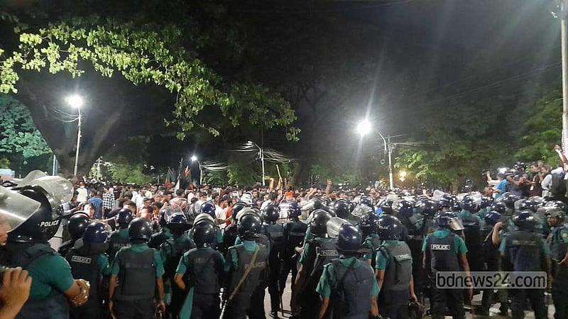 ত্রিমুখী অবস্থানের মধ্যে ঢাবিতে কোটাবিরোধীদের কর্মসূচি স্থগিত