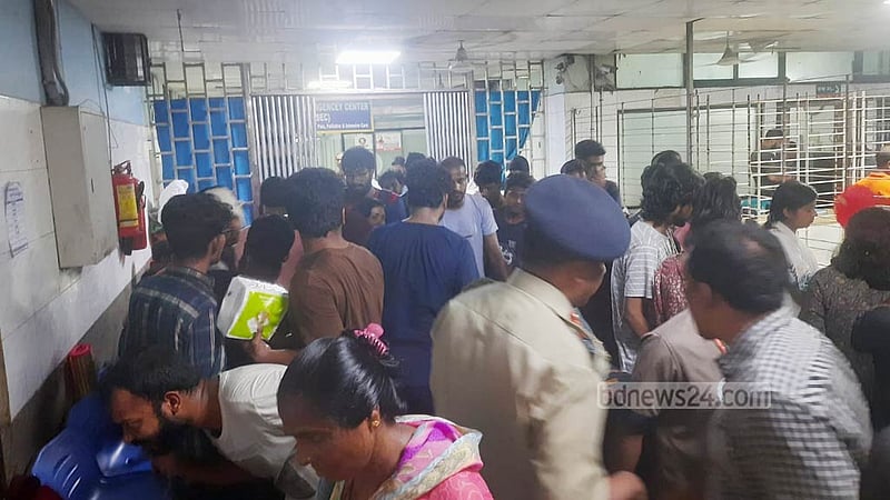 ঢাবিতে সংঘর্ষ: সাংবাদিকসহ আহত শতাধিক, ঢাকা মেডিকেলে ভিড়