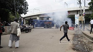 গায়েবানা জানাজা: রাজু ভাস্কর্যে জড়ো হওয়ার চেষ্টা, ছত্রভঙ্গ করল পুলিশ