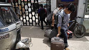ঢাবির শিক্ষার্থীদের ৬টার মধ্যে হল ছাড়ার নির্দেশ