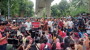 ঢাবি শিক্ষক-শিক্ষার্থীদের পদযাত্রায় পুলিশের বাধা, ধস্তাধস্তি