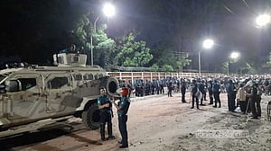 তাণ্ডবের কয়েক ঘণ্টা পর ঢাকা বিশ্ববিদ্যালয় ক্যাম্পাসে পুলিশের অবস্থান