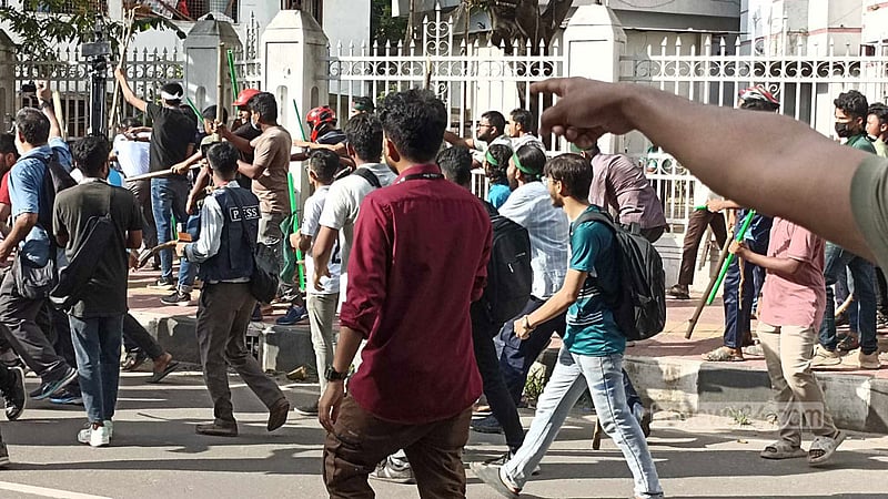 কোটা বিরোধীদের হামলায় ঢাবির ৫ শিক্ষক আহত