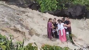 ভারতে জলপ্রপাতে এক পরিবারের ৭ জন ভেসে যাওয়ার পর ৩ লাশ উদ্ধার