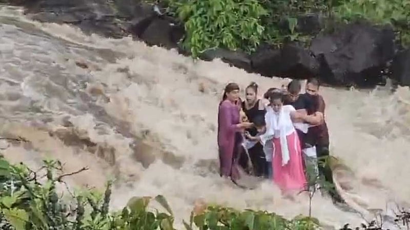 ভারতে জলপ্রপাতে এক পরিবারের ৭ জন ভেসে যাওয়ার পর ৩ লাশ উদ্ধার