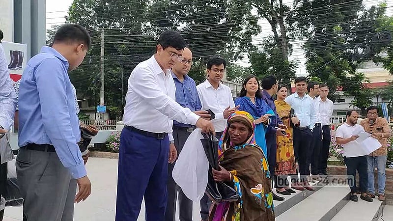 রাসেলস ভাইপার: গামবুট পেয়ে খুশি ফরিদপুরের চরাঞ্চলের চাষিরা