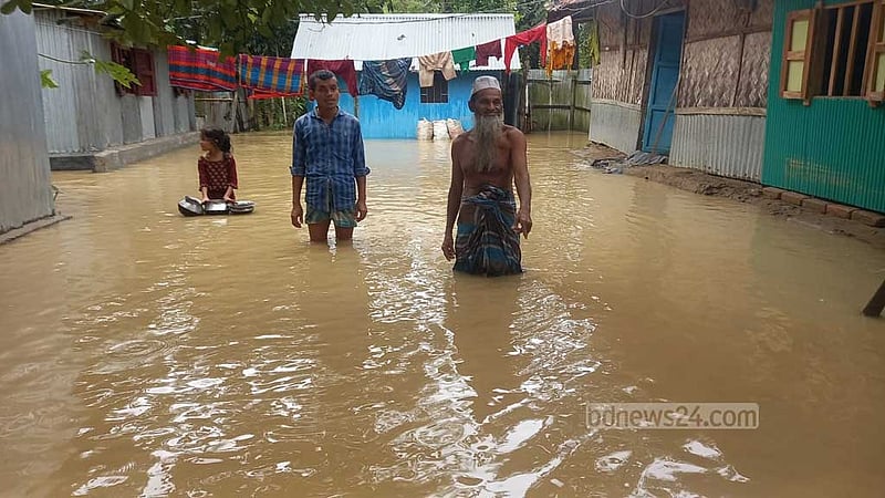 মুহুরী নদীর বেড়িবাঁধে ভাঙন, ফুলগাজী-পরশুরামে পানিবন্দি ৩ হাজার পরিবার