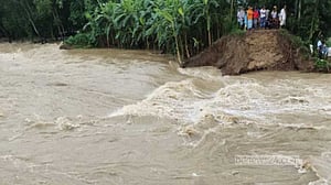 বন্যা: ফেনীর মুহুরী-কহুয়া-সিলোনিয়া নদীর বাঁধের ১১ স্থানে ভাঙন