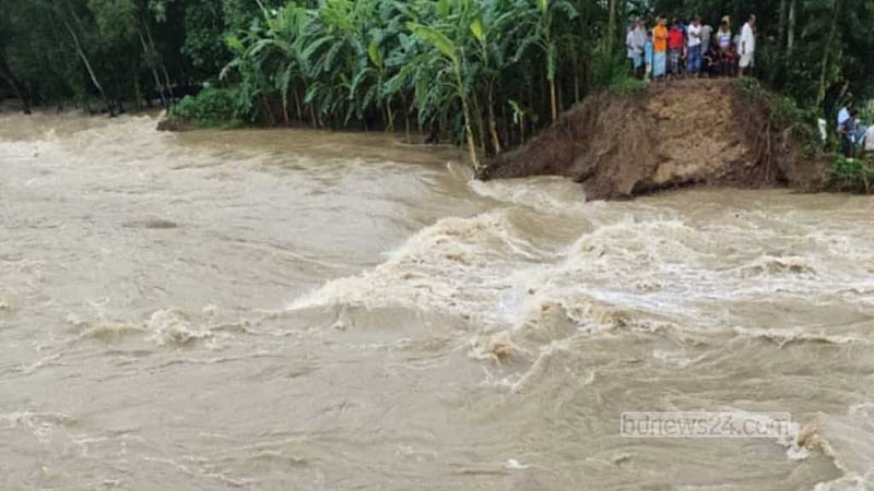 বন্যা: ফেনীর মুহুরী-কহুয়া-সিলোনিয়া নদীর বাঁধের ১১ স্থানে ভাঙন