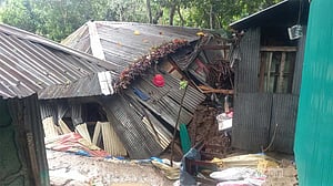 ফেনীতে মুহুরী নদীর পানি বিপৎসীমার ওপরে, বাঁধ ভেঙে ডুবছে জনপদ