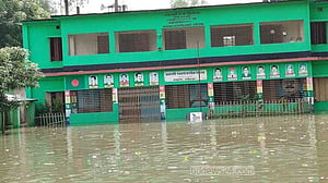 গাইবান্ধায় ১৮ হাজার পরিবার পানিবন্দি, ৭৩ শিক্ষাপ্রতিষ্ঠান বন্ধ