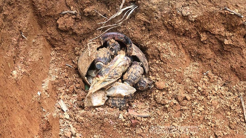 গাজীপুরে মাটি খুঁড়তেই বেরিয়ে এল কলস ভর্তি ‘গ্রেনেড’
