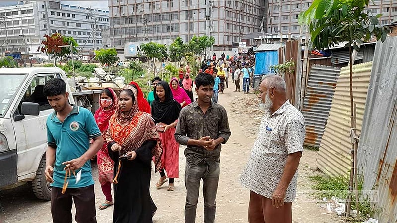 কারখানা খোলায় শ্রমিকদের স্বস্তি, ইন্টারনেটে গতি চান মালিকরা