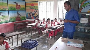 স্কুলে শিক্ষক সংকট, দপ্তরি নিচ্ছেন ক্লাস!