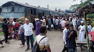 গাজীপুরে কমিউটার ট্রেনের ইঞ্জিন বিকল, দুর্ভোগে যাত্রীরা