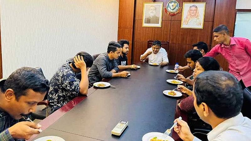 ডিবি অফিসে খাবার টেবিল জাতির সঙ্গে মশকরা: হাই কোর্ট
