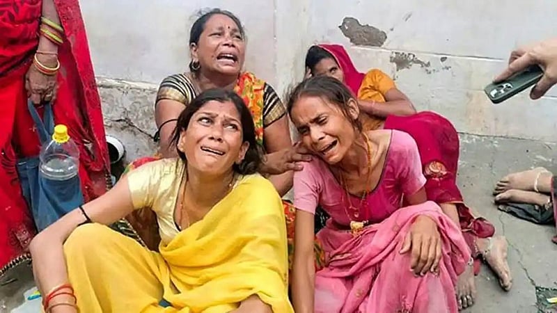 হাথরসে পদদলন: স্বজন হারিয়ে বিপর্যস্ত বহু পরিবার