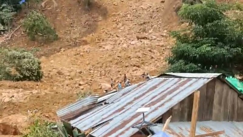 ইন্দোনেশিয়ায় সোনার খনিতে ভূমিধসে নিহত ১২, নিখোঁজ ১৮