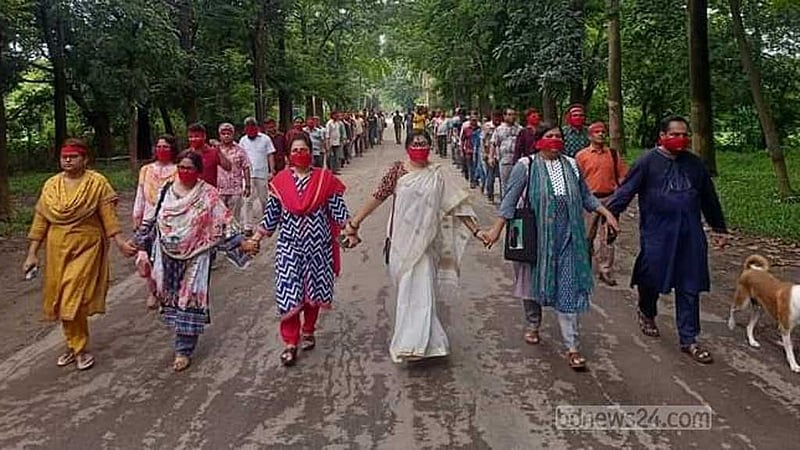 কোটা: মুখে লাল কাপড় বেঁধে জাবি শিক্ষক-শিক্ষার্থীদের মৌন মিছিল