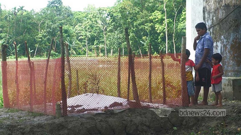 ‘বাবা ওঠো, আমি আম খাব’: কবরের সামনে ৩ বছরের ইসরাতের আকুতি