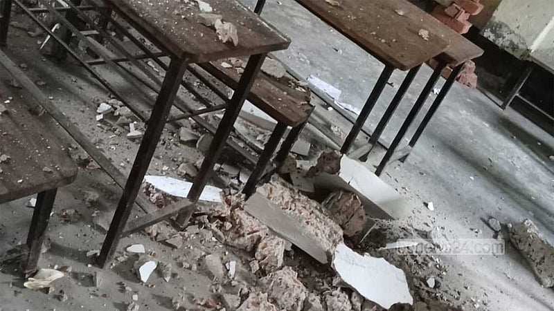 ঝালকাঠিতে স্কুলের ছাদ ধসে আহত ৫ শিক্ষার্থী